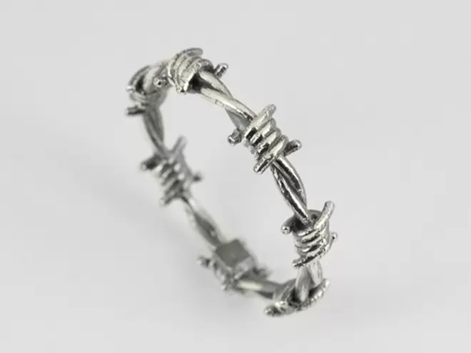 ANELLO IN ARGENTO FILO SPINATO