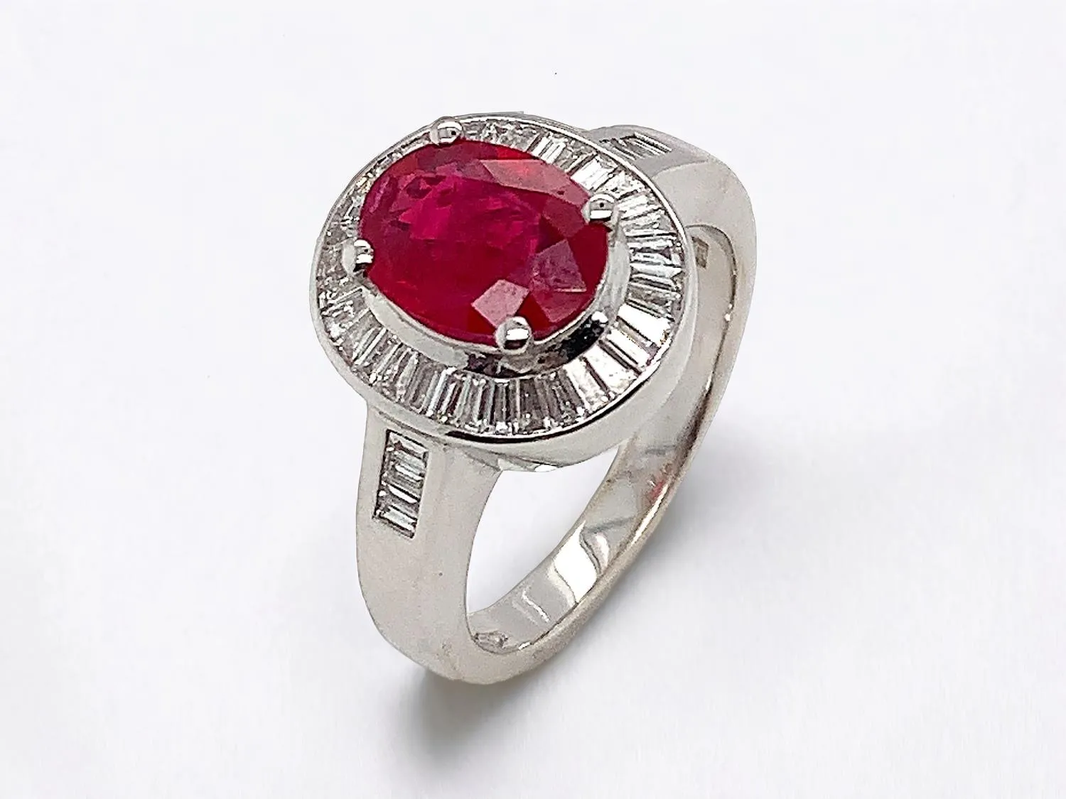Anello in Oro Bianco, Rubino Ovale e Diamanti naturali taglio baguettes Mis. 14
