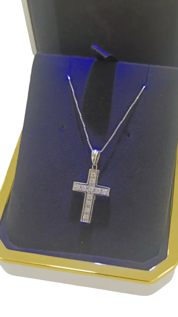 Collana con croce in oro bianco 18 carati e diamanti 0,22 carati
