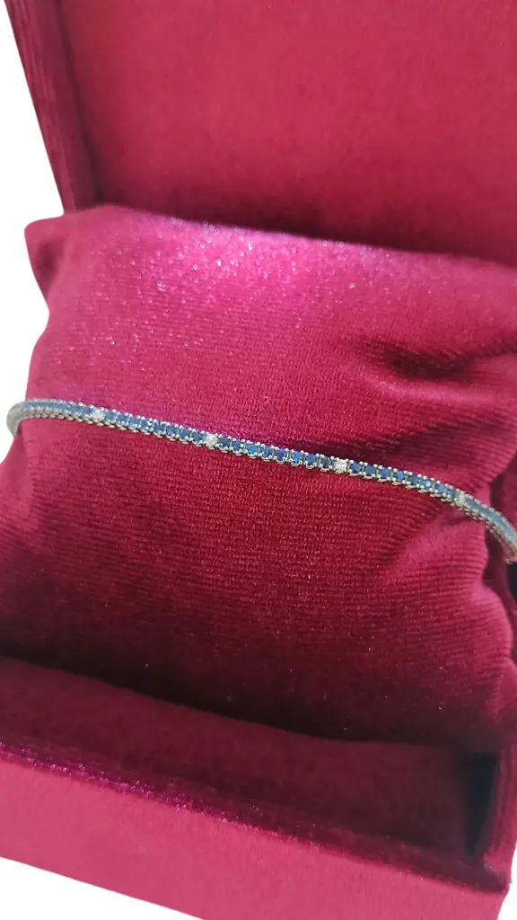 Bracciale tennis in oro bianco 18 carati con zaffiri e diamanti